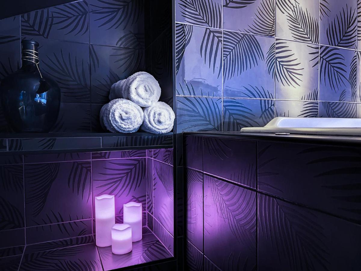 Suite Rouge Baiser Avec Jacuzzi Privatif - Loveroom Insolite Сент-Этьен Экстерьер фото
