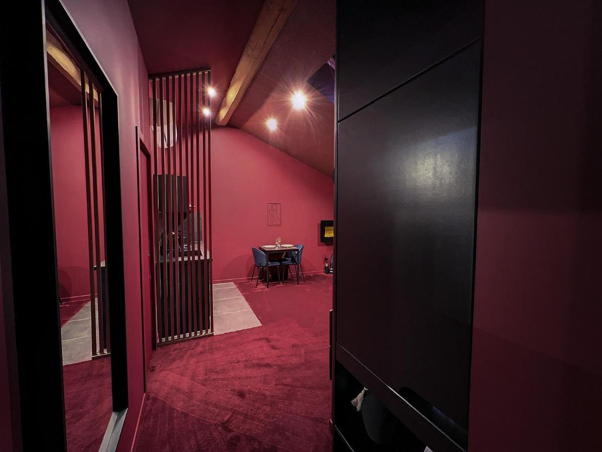 Suite Rouge Baiser Avec Jacuzzi Privatif - Loveroom Insolite Сент-Этьен Экстерьер фото