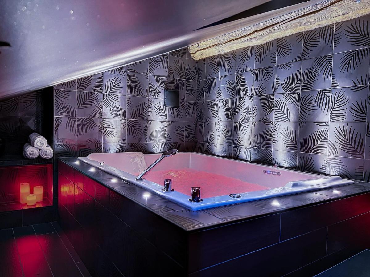 Suite Rouge Baiser Avec Jacuzzi Privatif - Loveroom Insolite Сент-Этьен Экстерьер фото
