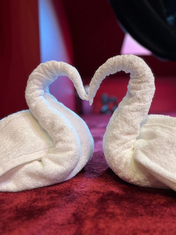 Suite Rouge Baiser Avec Jacuzzi Privatif - Loveroom Insolite Сент-Этьен Экстерьер фото