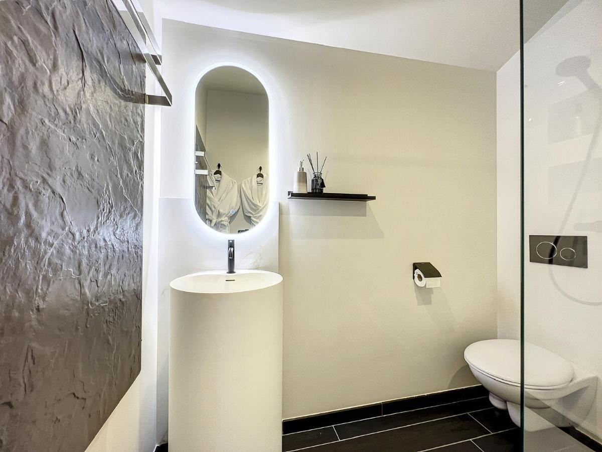 Suite Rouge Baiser Avec Jacuzzi Privatif - Loveroom Insolite Сент-Этьен Экстерьер фото